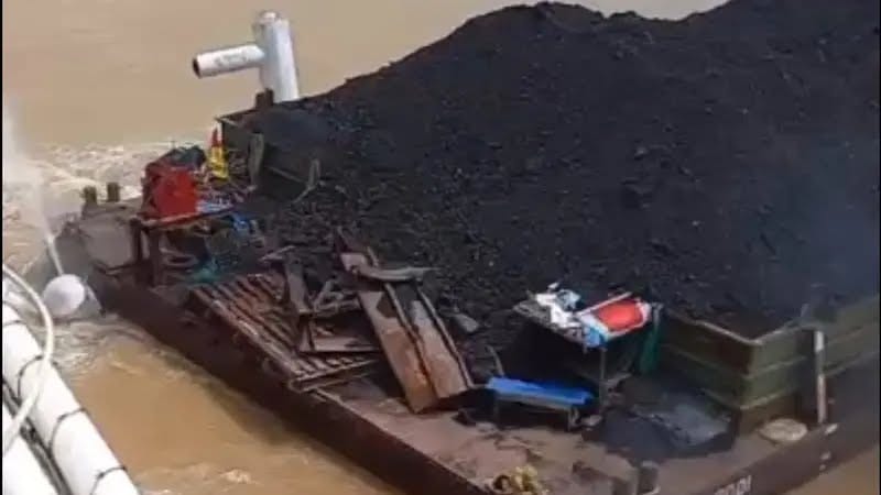 Kapal tongkang batu bara menyerempet tiang fender jembatan Aurduri 1