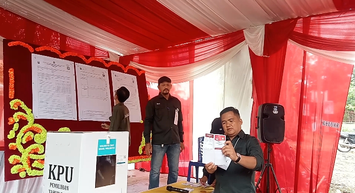 Perhitungan suara di TPS 14 Kelurahan Rawasari, Kecamatan Alam Barajo, Kota Jambi.