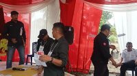 Momen petugas TPS menggunakan alat suara portable usai mati lampu di Kelurahan Rawasari, Kecamatan Alam Barajo, Kota Jambi.
