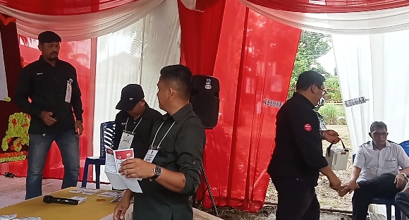 Momen petugas TPS menggunakan alat suara portable usai mati lampu di Kelurahan Rawasari, Kecamatan Alam Barajo, Kota Jambi.