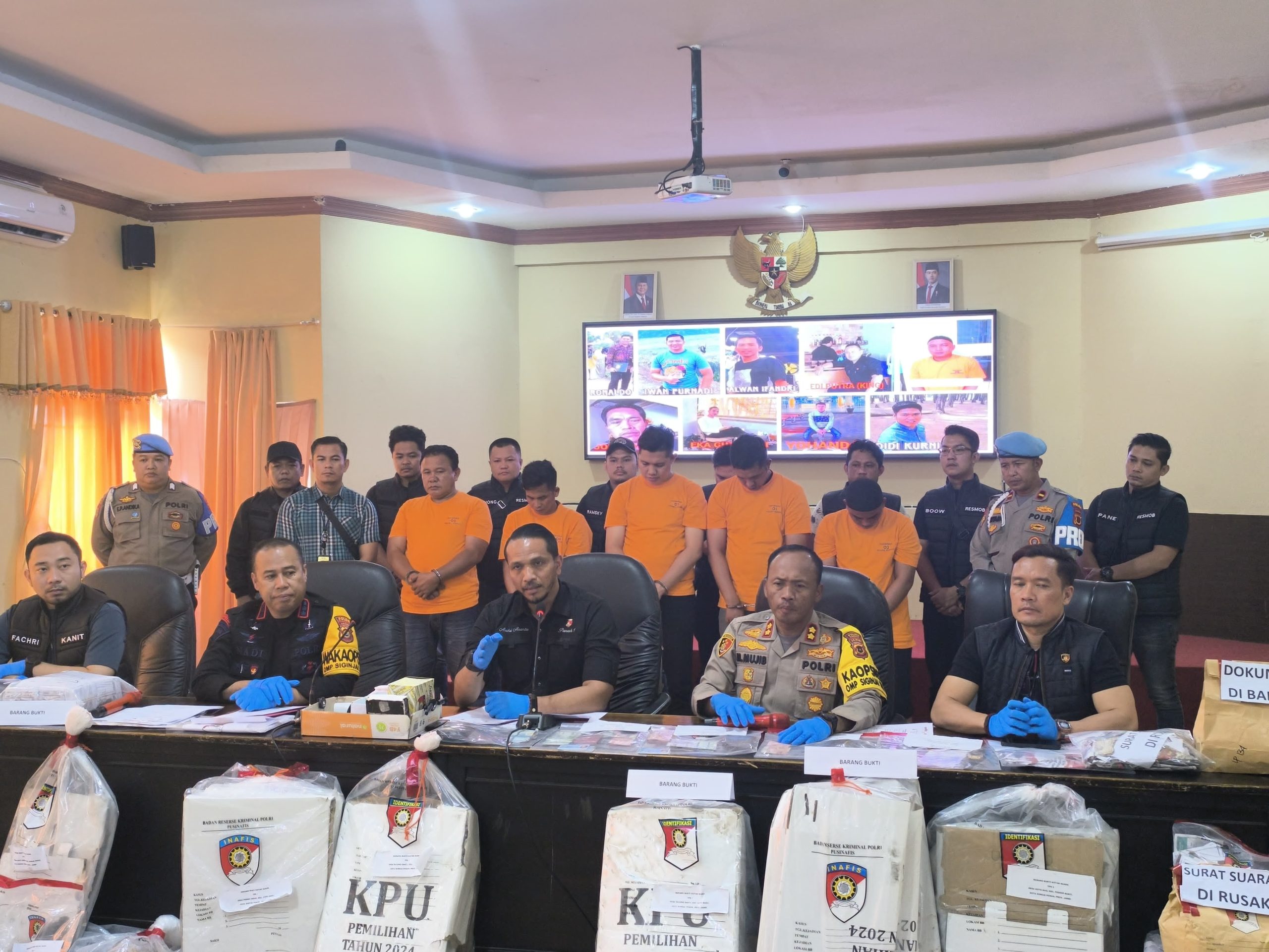 Conference pers pelaku pengrusakan kotak suara di TPS Kota Sungai Penuh (humas polda Jambi)