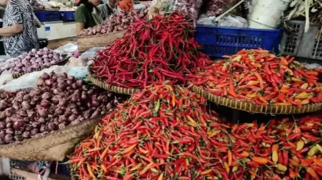 Jelang nataru, cabai di pasar Auduri melonjak naik