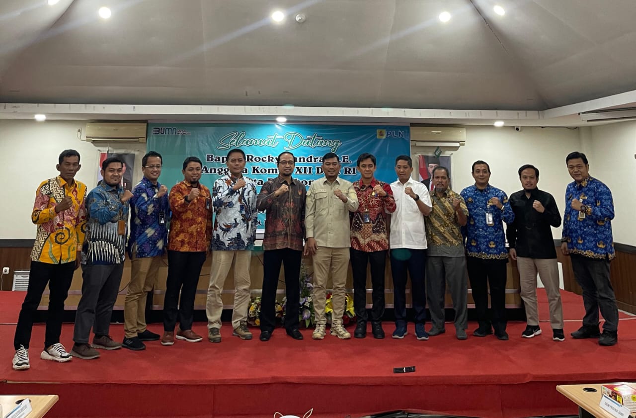 Kunjungan kerja anggota komisi XII DPR RI, Rocky Chandra ke PLN Jambi (dok/istimewa)