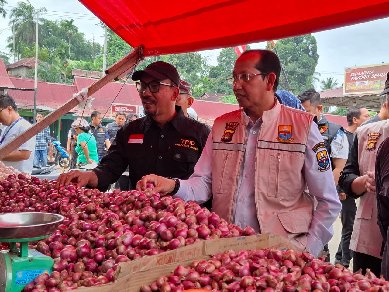 Asisten ll Setda Provinsi Jambi beserta jajara pemprov sidak pasar angso duo jelang nataru (dok/istimewa)