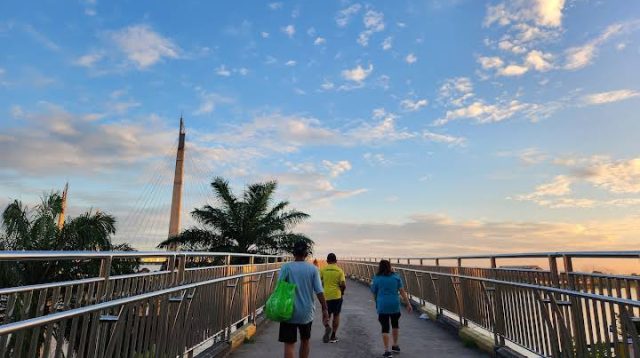 Jembatan Gentala Arasy yang merupakan icon Provinsi Jambi sepi pengunjung