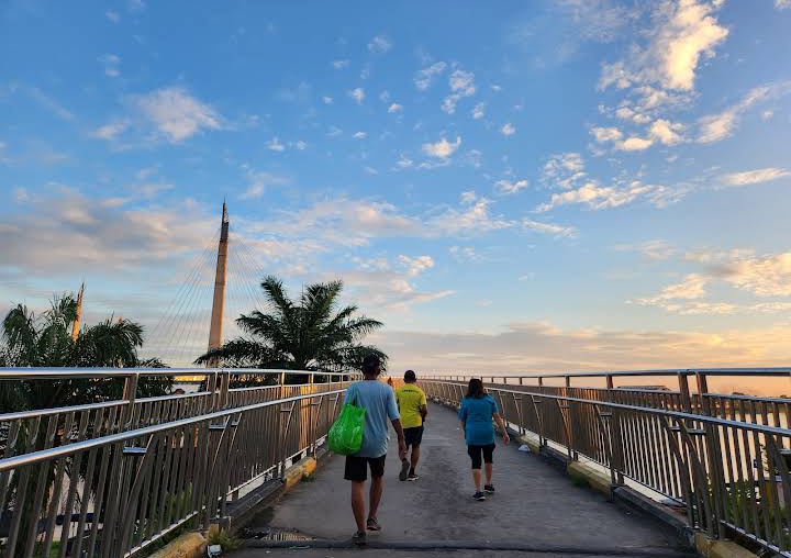 Jembatan Gentala Arasy yang merupakan icon Provinsi Jambi sepi pengunjung