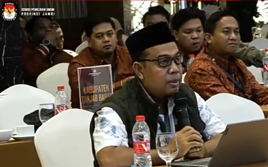 Sanusi, saksi paslon Gubernur dan wakil Gubernur Jambi, Romi-Sudirman tolak tanda tangan berita acara hasil pleno rekapitulasi perhitungan perolehan suara dan penetapan hasil Pilkada serentak tahun 2024 (dok/KPU Provinsi Jambi)