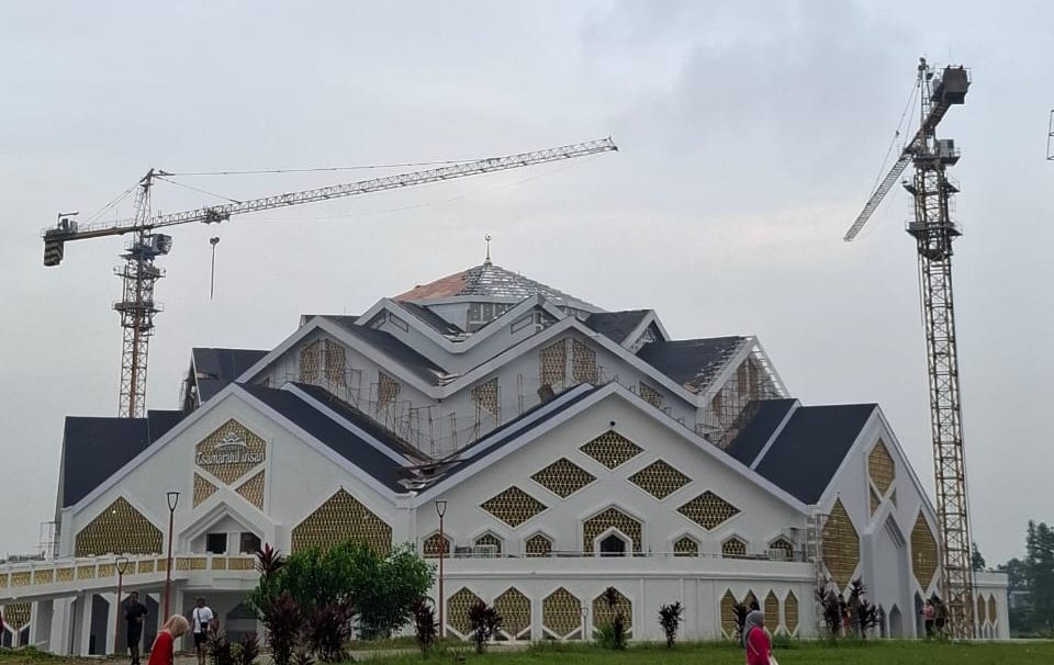 Penampakan pembangunan Islamic Center usai tak mencapai batas waktu pengerjaan