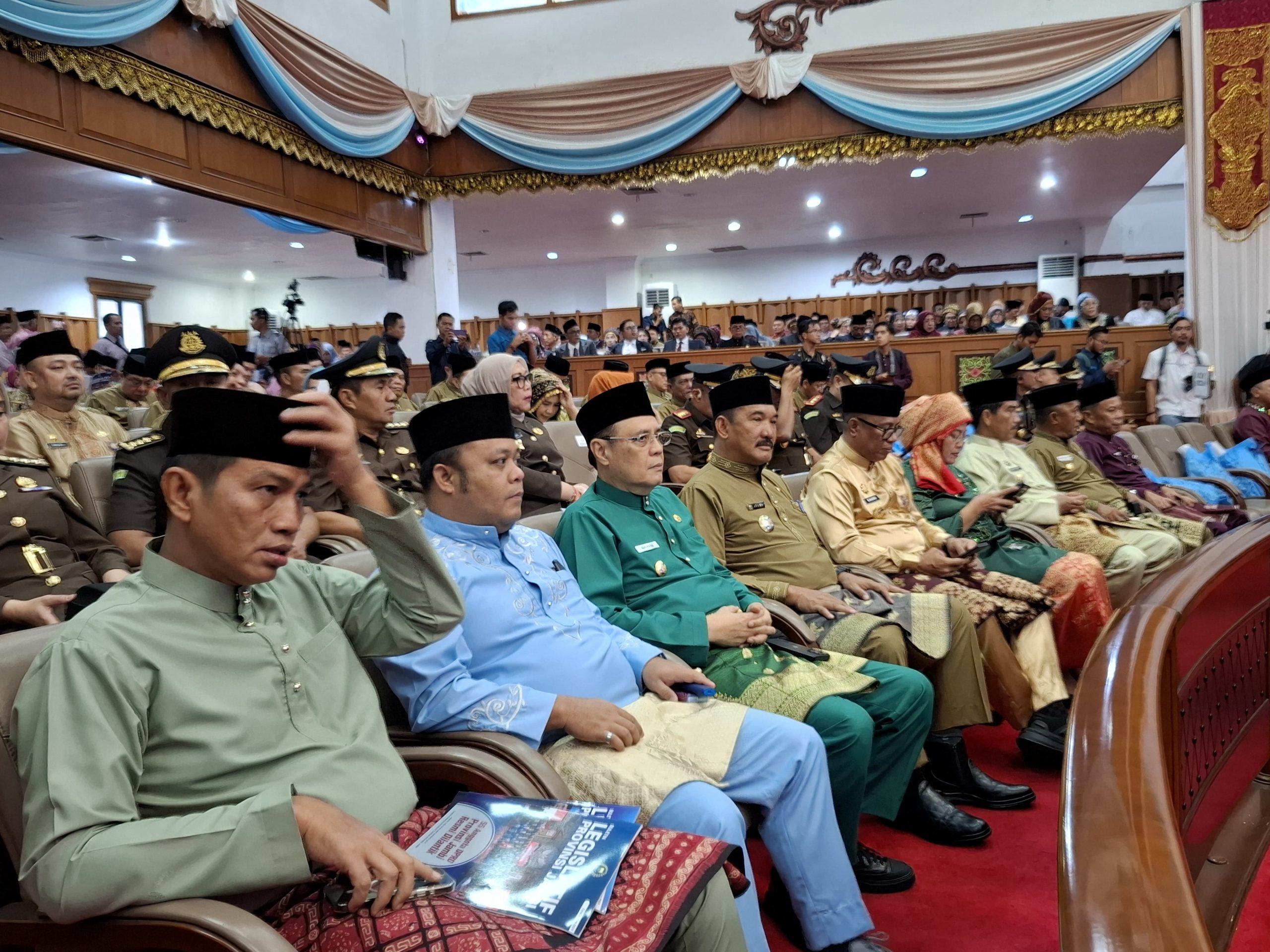 Seluruh Bupati/Walikota hadir dalam rapat paripurna HUT Jambi ke-68, kecuali Romi Hariyanto yang diwakili