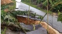 Jalan di Ness amblas yang diduga akibat galian parit gajah milik PTPN VI