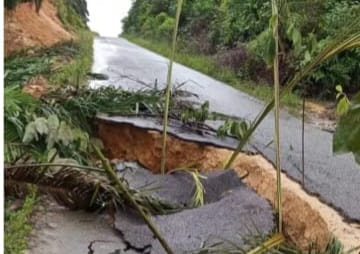 Jalan di Ness amblas yang diduga akibat galian parit gajah milik PTPN VI