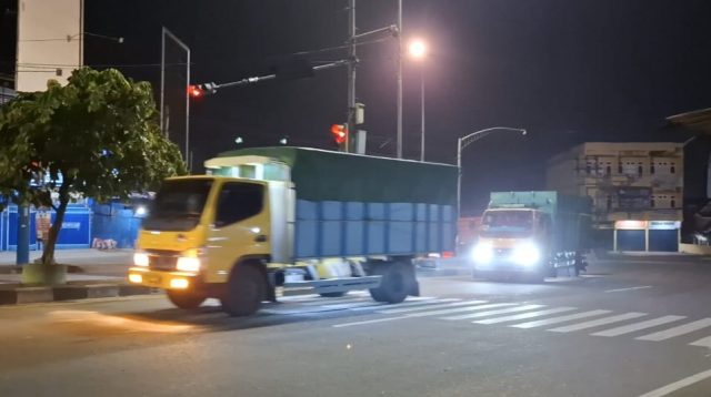 Angkutan Batubara di Jambi masih beroperasi lewat jalur umum, Kamis (91/2024) dini hari.