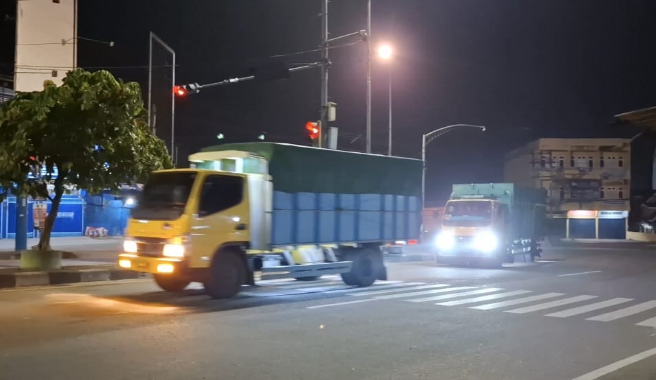 Angkutan Batubara di Jambi masih beroperasi lewat jalur umum, Kamis (91/2024) dini hari.
