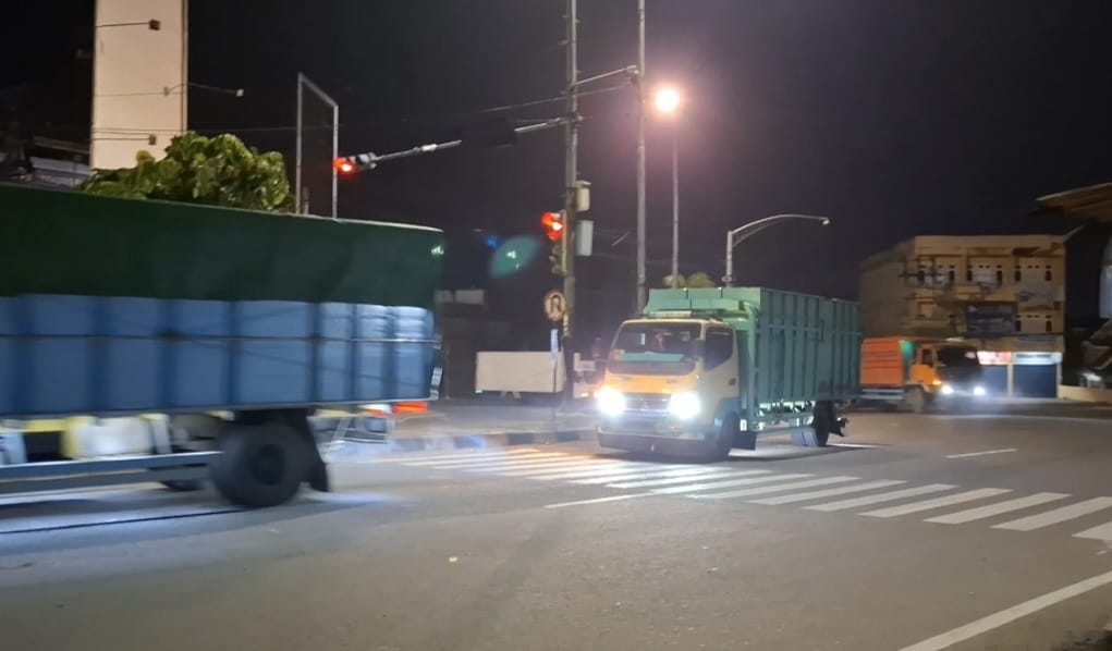 Angkutan batubara jalur darat lewati jalan umum di Simpang Rimbo