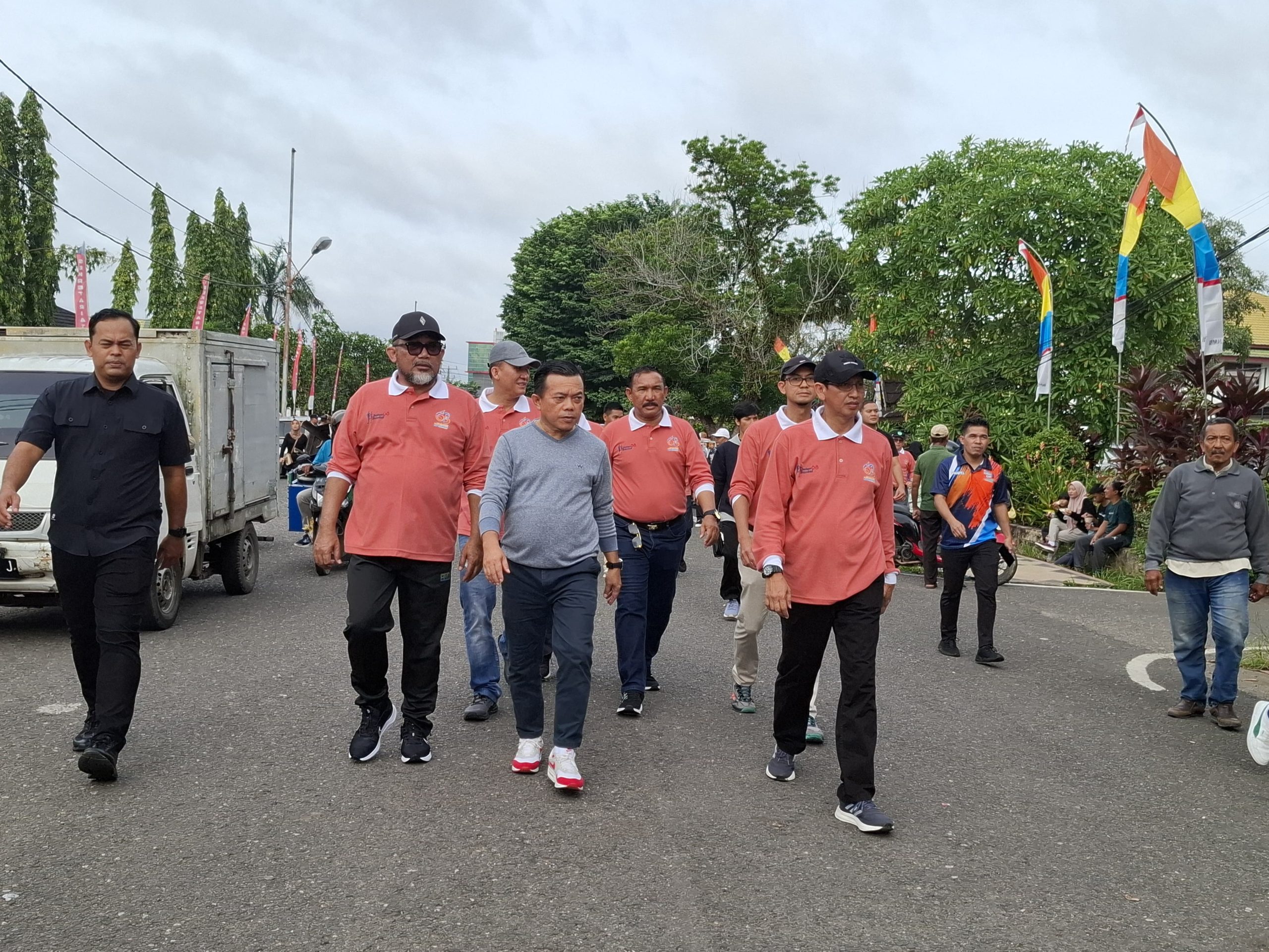 Gubernur Jambi Al Haris jalan santai bersama ribuan warga dalam rangka menyemarakkan HUT Jambi ke-68