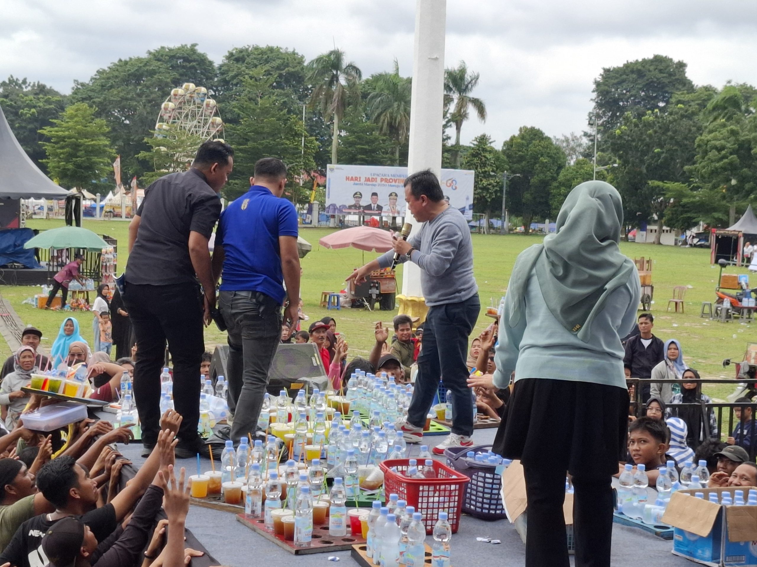 Momen Gubernur Jambi Al Haris borong puluhan dagang Air Mineral