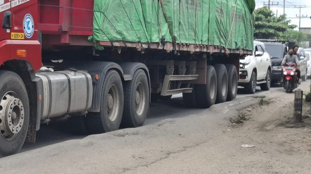 Kondisi jalan buruk dan bergelombang di Jembatan Aurduri 1