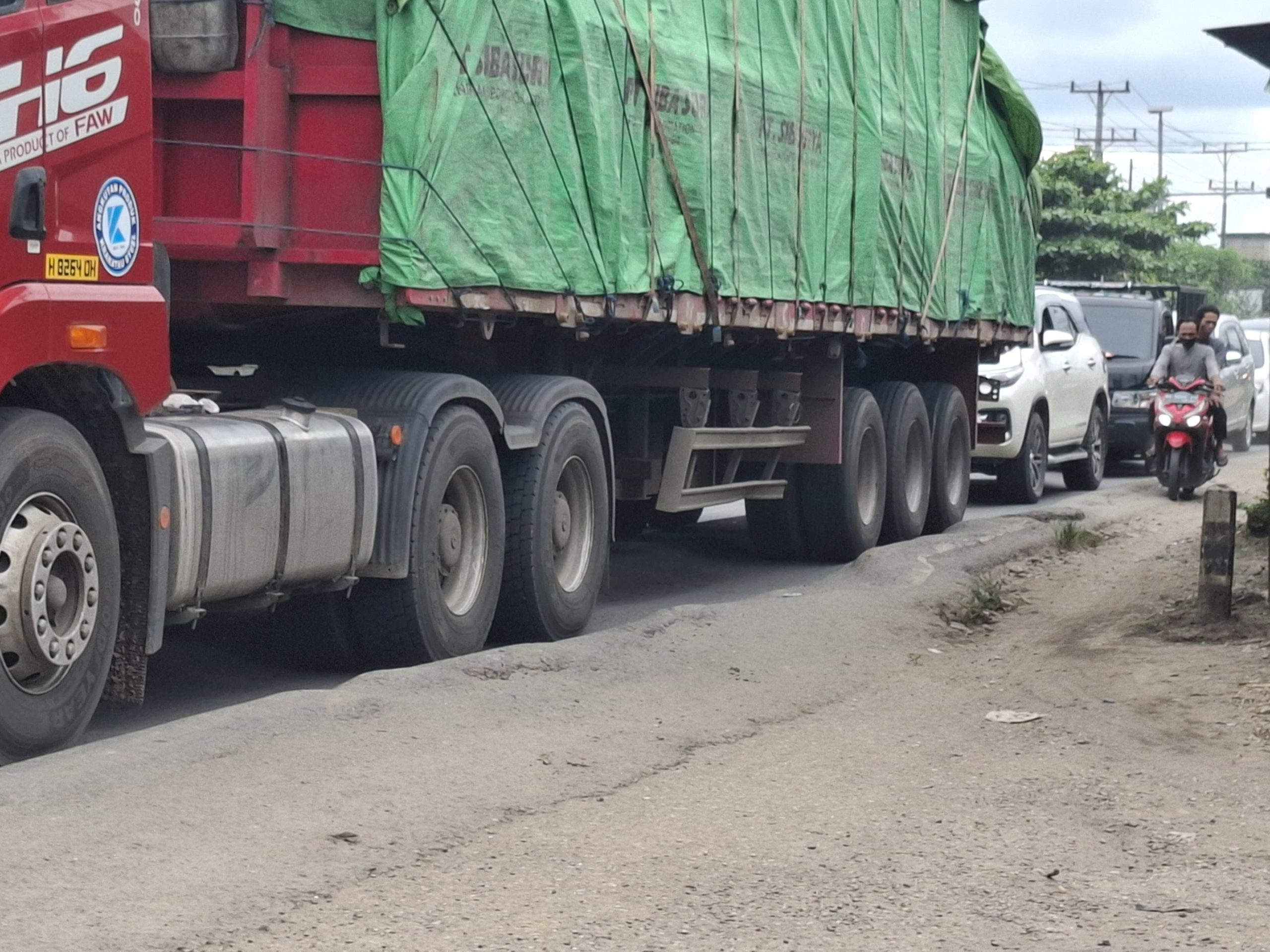 Kondisi jalan buruk dan bergelombang di Jembatan Aurduri 1