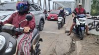 Beginilah kondisinya jalan di jembatan Aurduri 1 yang rusak parah hingga menimbulkan korban jiwa