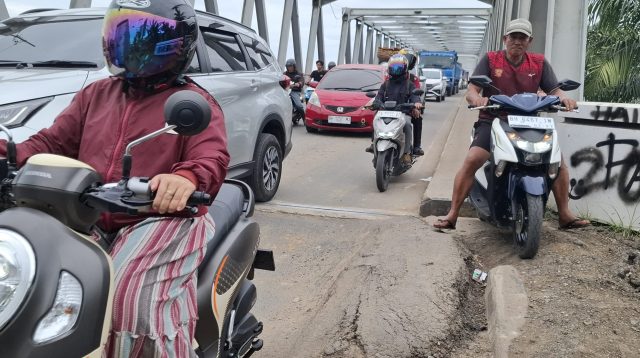Beginilah kondisinya jalan di jembatan Aurduri 1 yang rusak parah hingga menimbulkan korban jiwa