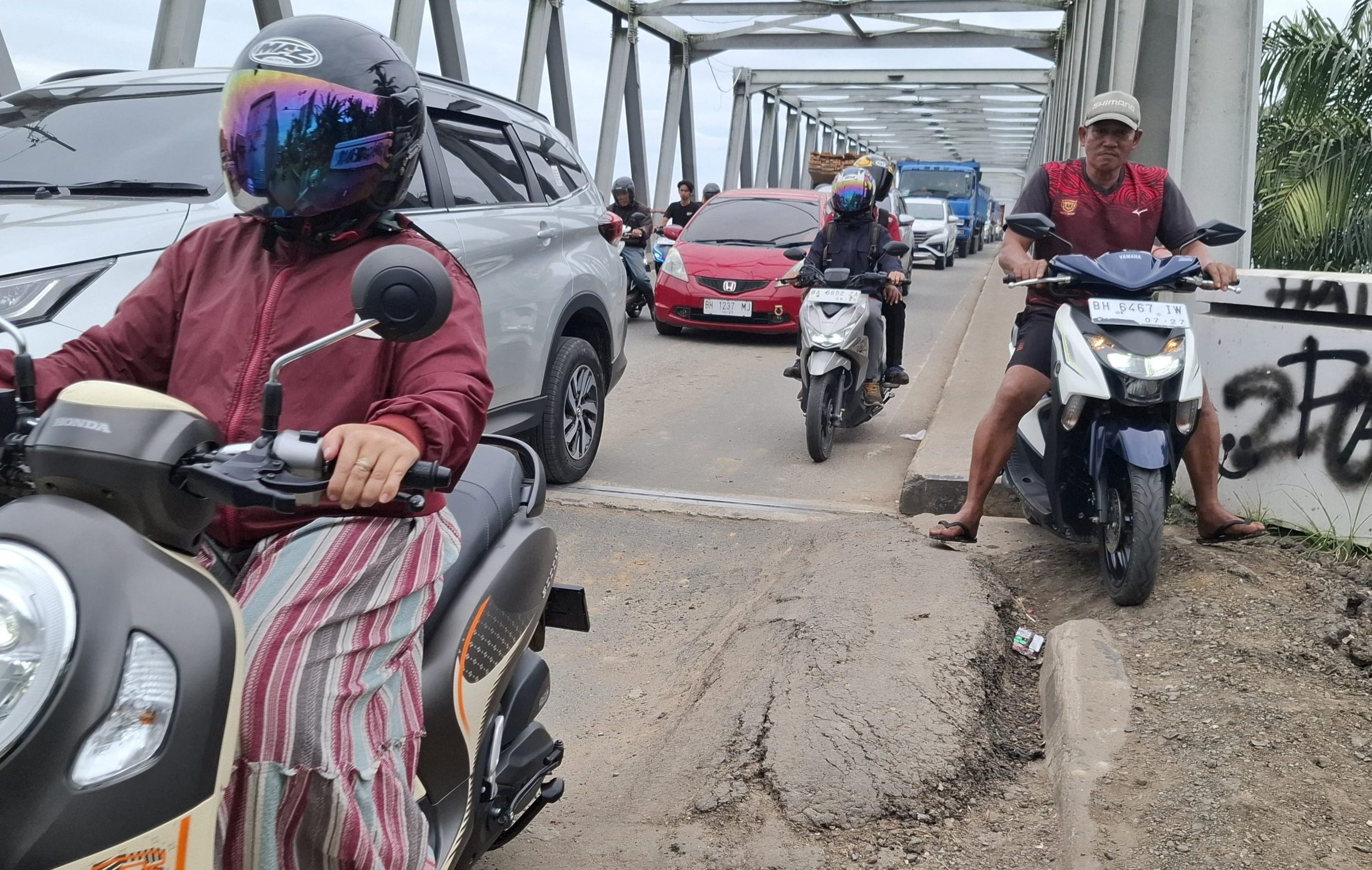 Beginilah kondisinya jalan di jembatan Aurduri 1 yang rusak parah hingga menimbulkan korban jiwa