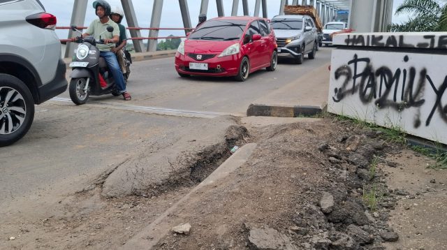 Kondisi jalan lintas sumatera di Jembatan Aurduri 1 rusak tidak mendapatkan pemeliharaan selama 2 tahun