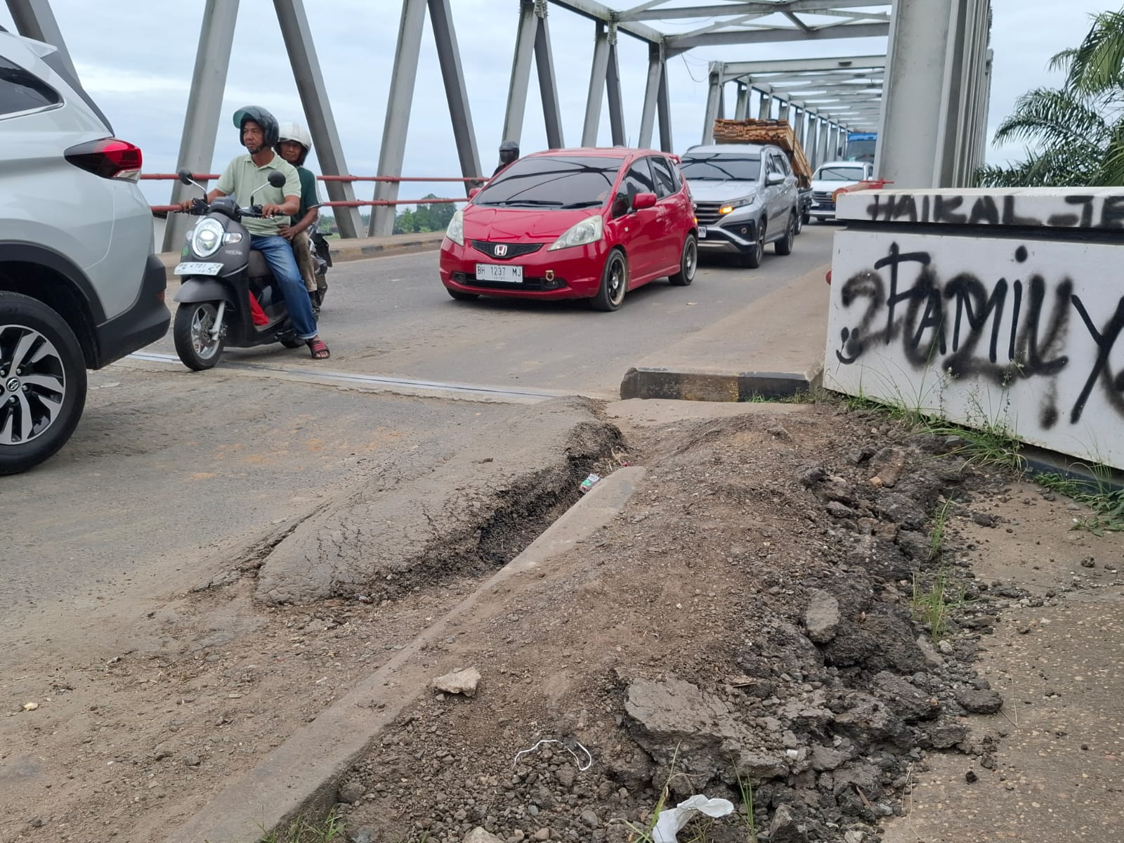 Kondisi jalan lintas sumatera di Jembatan Aurduri 1 rusak tidak mendapatkan pemeliharaan selama 2 tahun