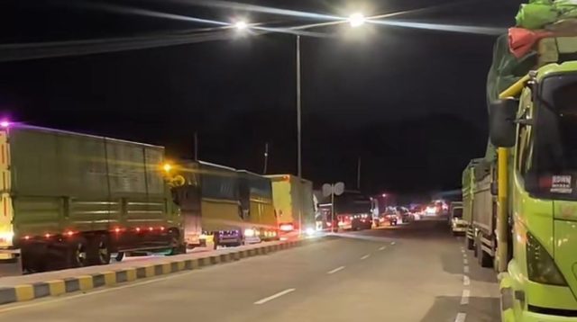 Macet panjang di exit toll Jambi