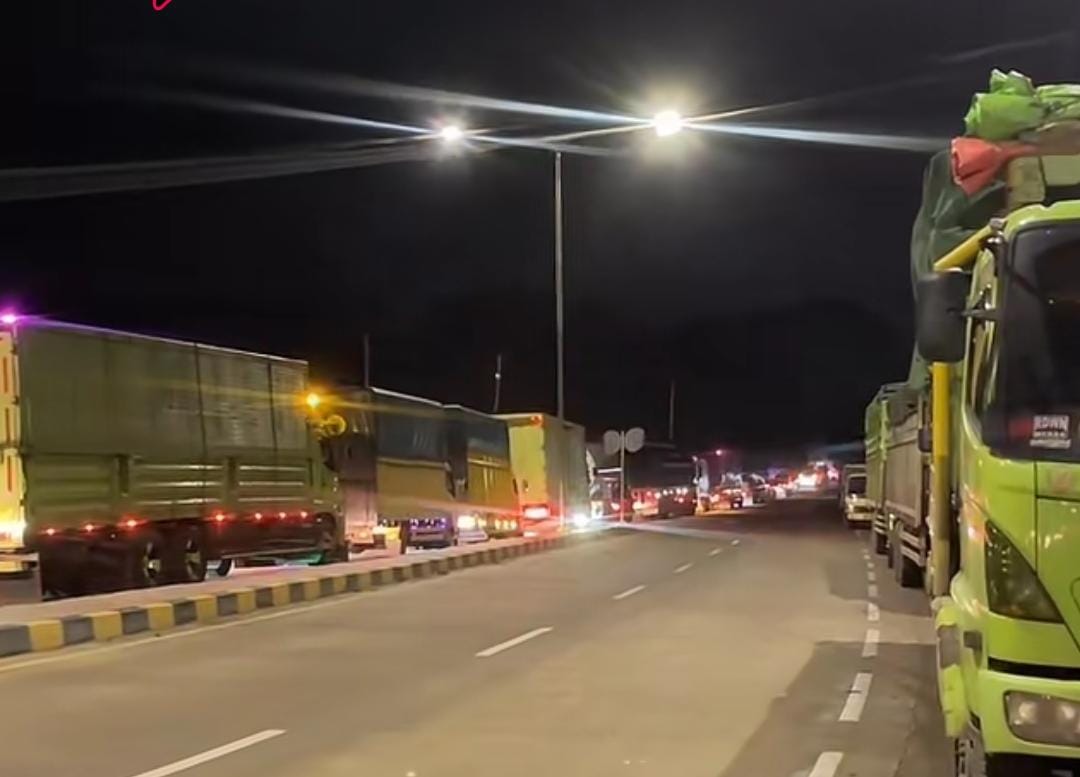 Macet panjang di exit toll Jambi