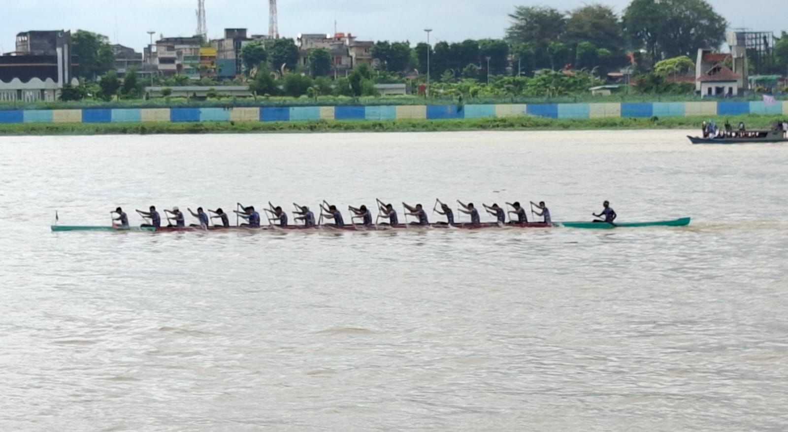 Gubernur Jambi Al Haris buka lomba pacu perahu tradisional dalam rangka merayakan HUT Jambi ke-68