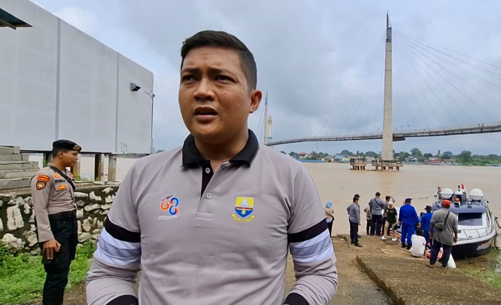 Ketua DPRD Provinsi Jambi, M Hafiz Fattah minta Pemprov Jambi hentikan sementara waktu operasional angkutan batubara lewat sungai Batanghari