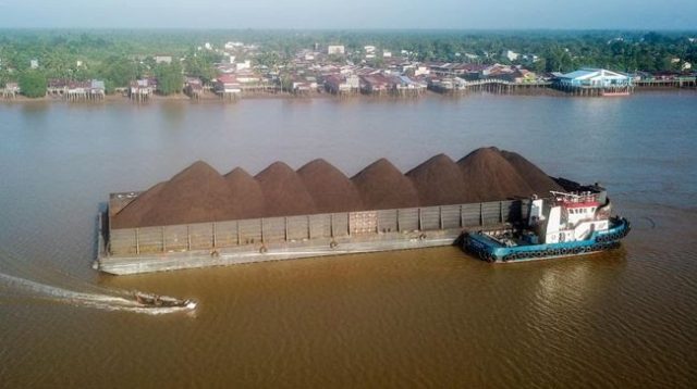 Angkutan batubara lewat jalur sungai diberhentikan sementara waktu (poto: Antara, Wahdi Septian)