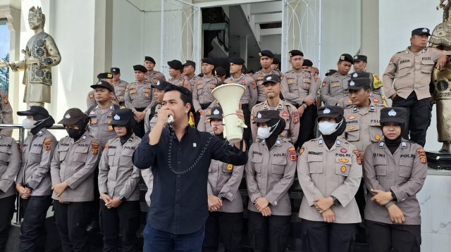 HMI KORKOM UNBARI, KAMSRI, dan Himakoja Jambi unjuk rasa di depan kantor DPRD Provinsi Jambi