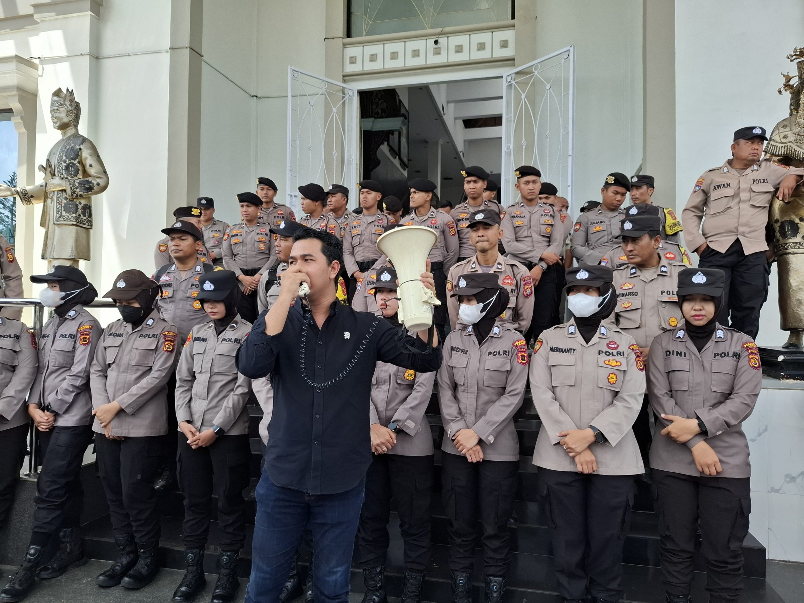 HMI KORKOM UNBARI, KAMSRI, dan Himakoja Jambi unjuk rasa di depan kantor DPRD Provinsi Jambi