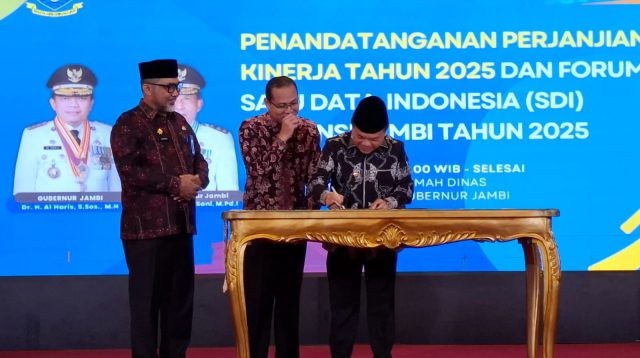 Gubernur Al Haris tandatangani perjanjian kinerja tahun 2025 bersama Sekda Provinsi Jambi dan OPD lingkup Pemprov Jambi