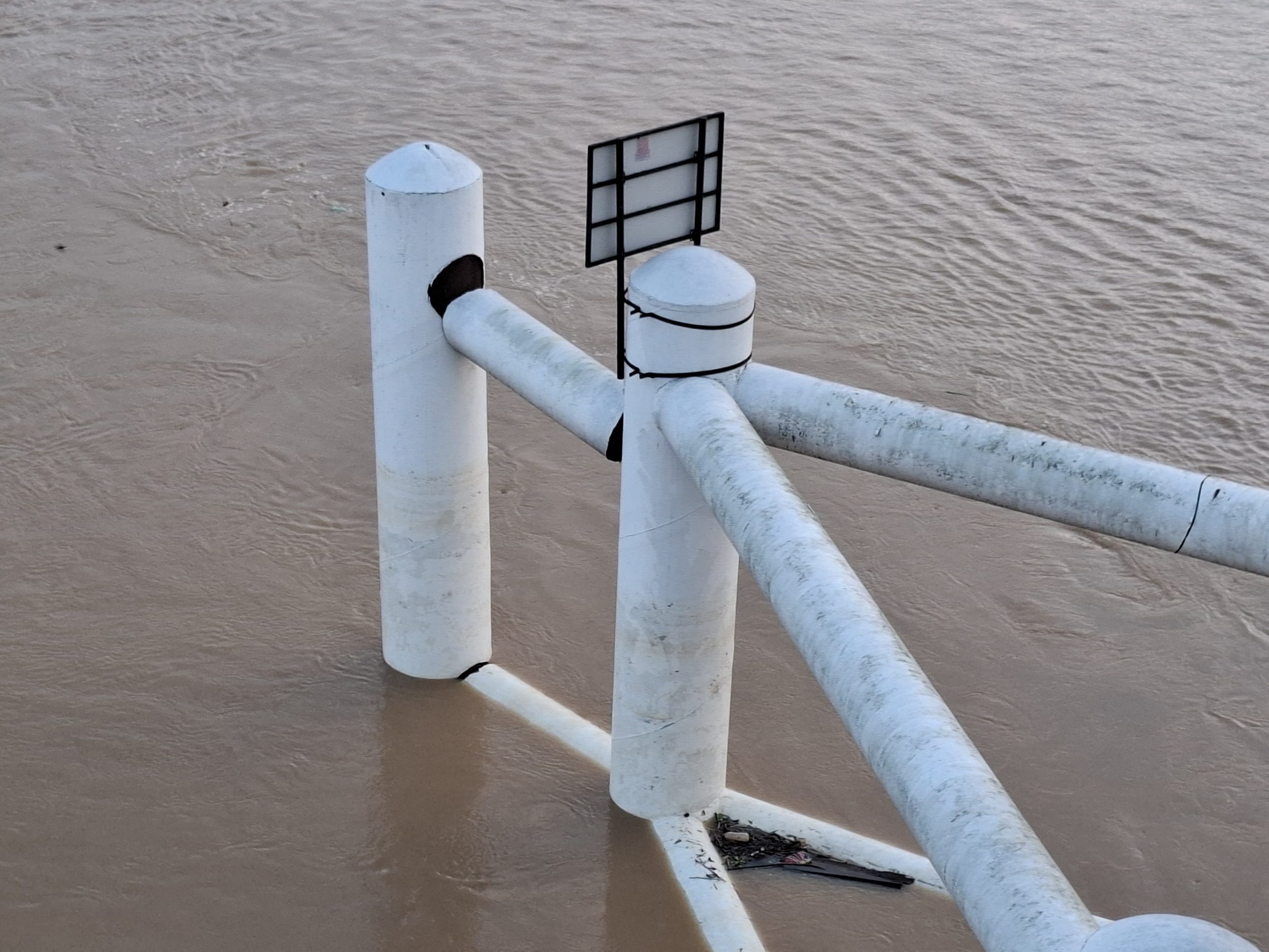 2 tiang fender di jembatan Aurduri l masih belum diperbaiki