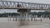 Kondisi 2 tiang fender jembatan Aurduri l yang belum selesai diperbaiki