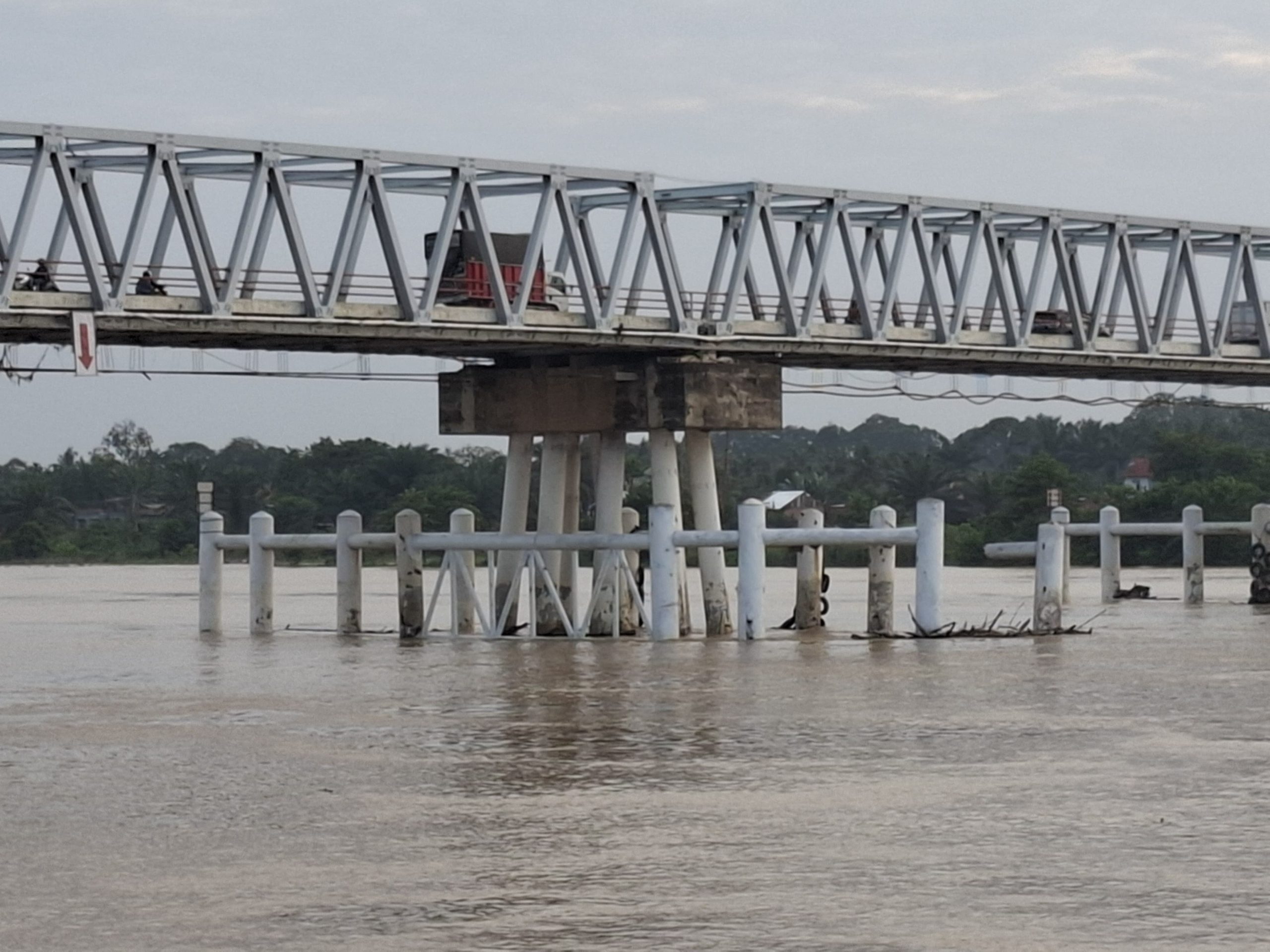 Kondisi 2 tiang fender jembatan Aurduri l yang belum selesai diperbaiki