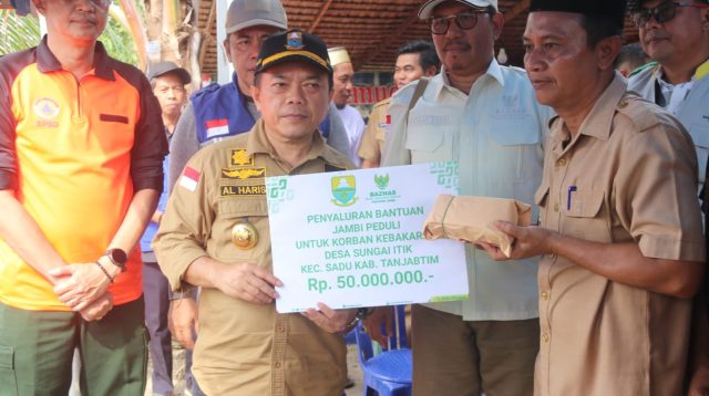 Gubernur Jambi Al Haris serahkan bantuan sosial korban kebakaran di Desa Sungai Itik