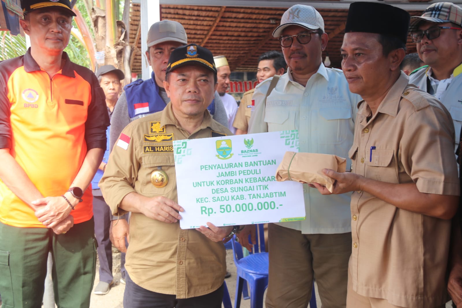Gubernur Jambi Al Haris serahkan bantuan sosial korban kebakaran di Desa Sungai Itik