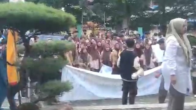 Ratusan siswa SMK N 1 Kota Jambi unjuk rasa