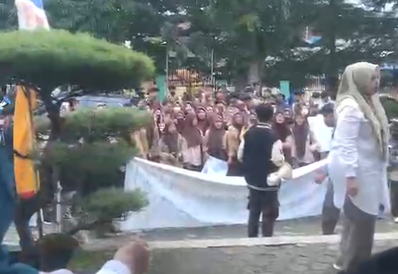 Ratusan siswa SMK N 1 Kota Jambi unjuk rasa