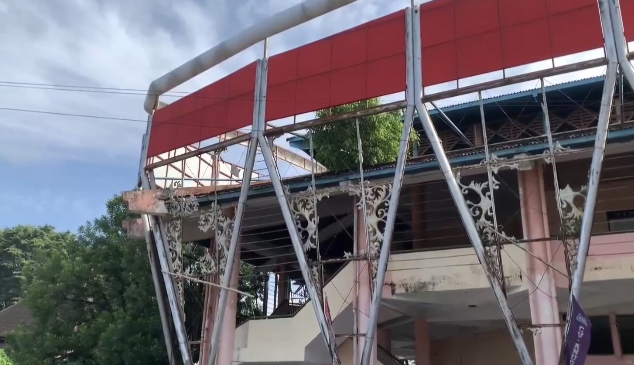 Kondisi GOR Kota Baru Jambi sangat memprihatinkan