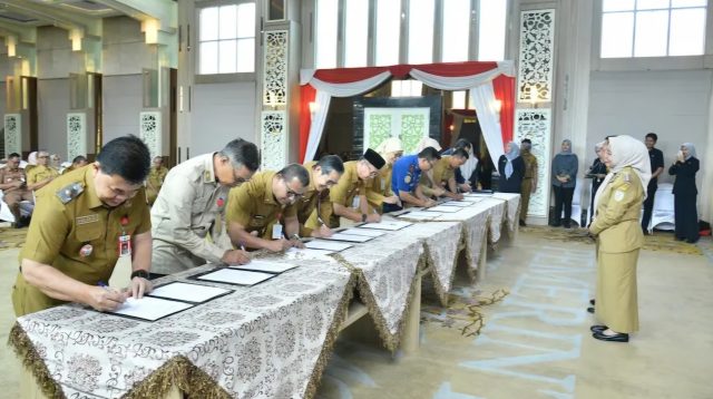 Pj Walikota Jambi Sri Purwaningsih saksikan penandatanganan perjanjian kerja tahun 2025 di lingkup Pemkot Jambi