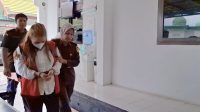 Ratu narkoba Jambi, Helen tertunduk lesu saat tiba di Kejari Jambi
