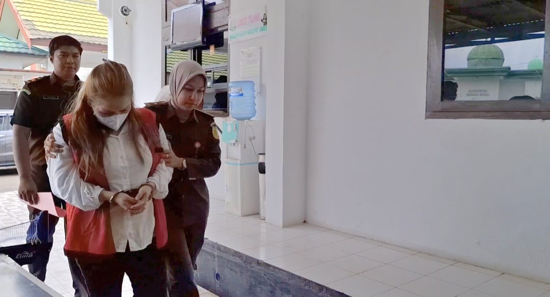 Ratu narkoba Jambi, Helen tertunduk lesu saat tiba di Kejari Jambi
