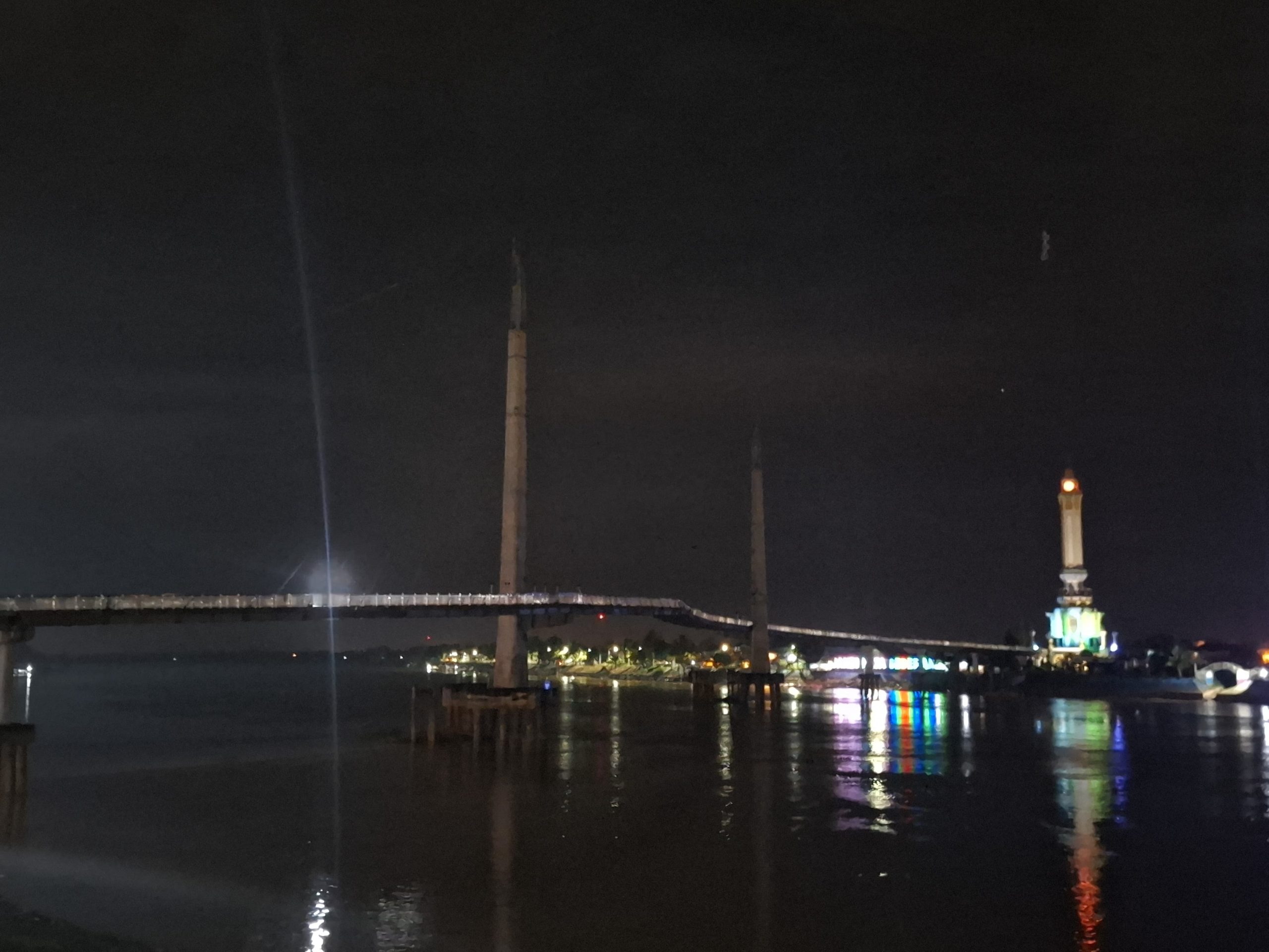 Kondisi Jembatan Gentala Arasy yang merupakan icon wisata Provinsi Jambi berubah menjadi gelap gulita
