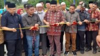 Ketua DPRD Kota Jambi, Kemas Faried Alfarelly resmikan jembatan penghubung di Kelurahan Aur Kenali