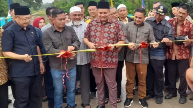 Ketua DPRD Kota Jambi, Kemas Faried Alfarelly resmikan jembatan penghubung di Kelurahan Aur Kenali