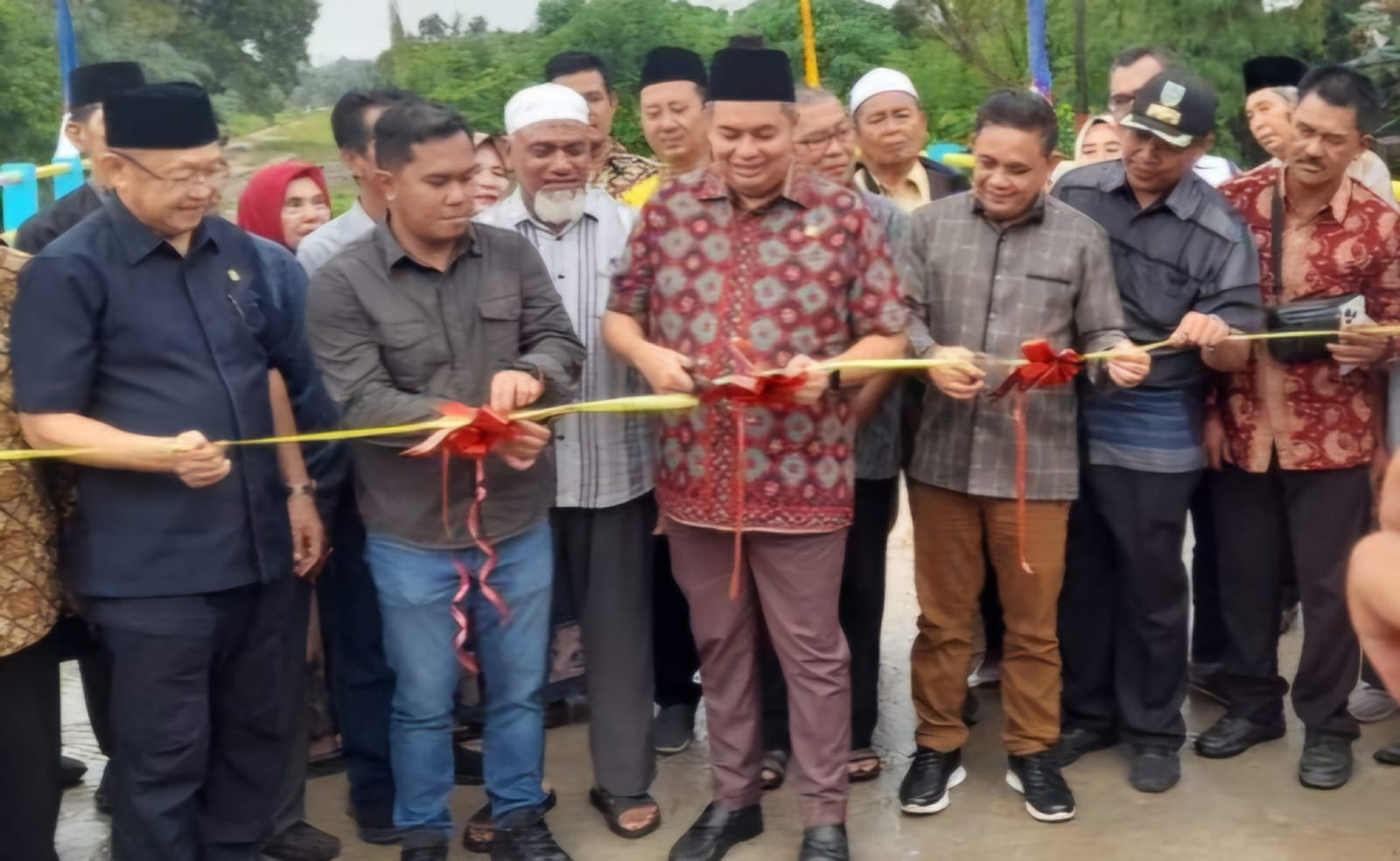 Ketua DPRD Kota Jambi, Kemas Faried Alfarelly resmikan jembatan penghubung di Kelurahan Aur Kenali